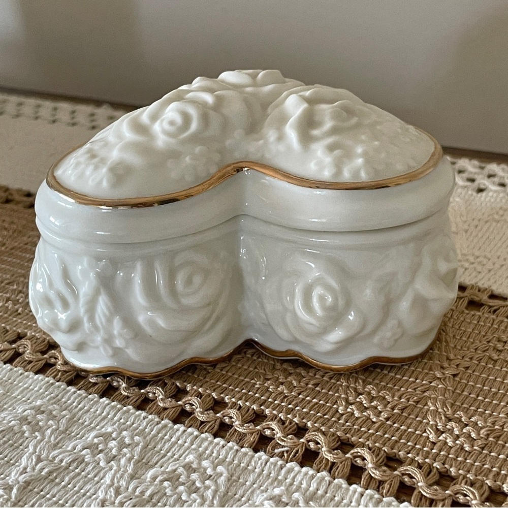 White Heart-Shaped Ceramic Jewelry Music Box with Gold Trim - Picture 9 of 11